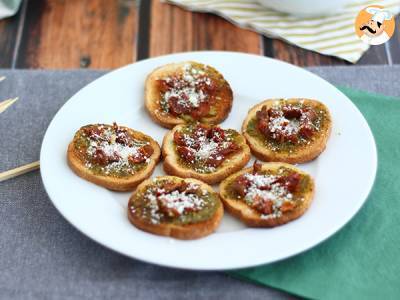 Toast met pesto, parmezaan en zongedroogde tomaat