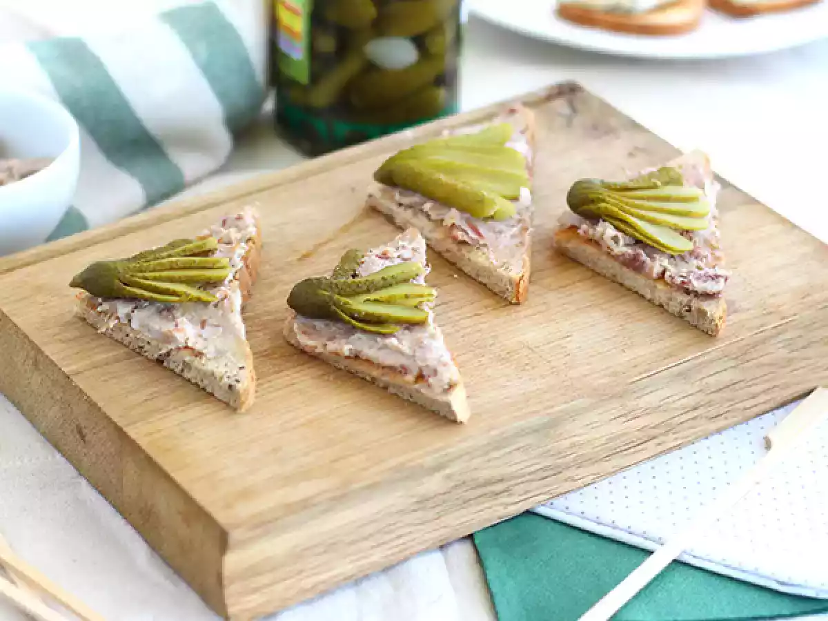 Toast met rillettes en augurken