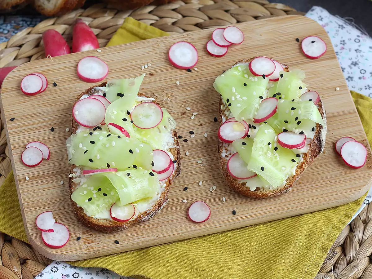 Toast met roomkaas, komkommer en radijs
