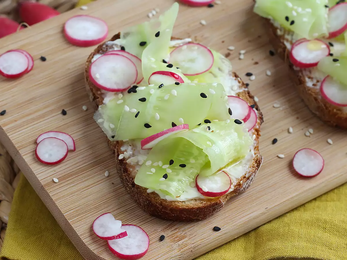 Toast met roomkaas, komkommer en radijs - foto 2