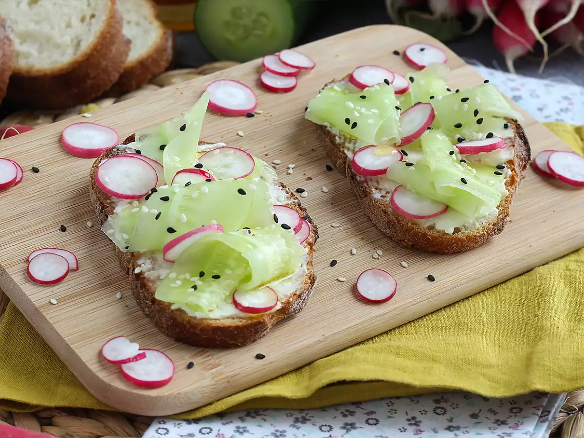 Toast met roomkaas, komkommer en radijs - foto 3