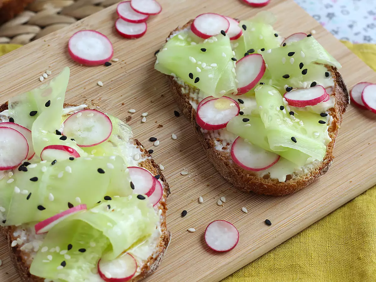 Toast met roomkaas, komkommer en radijs - foto 4