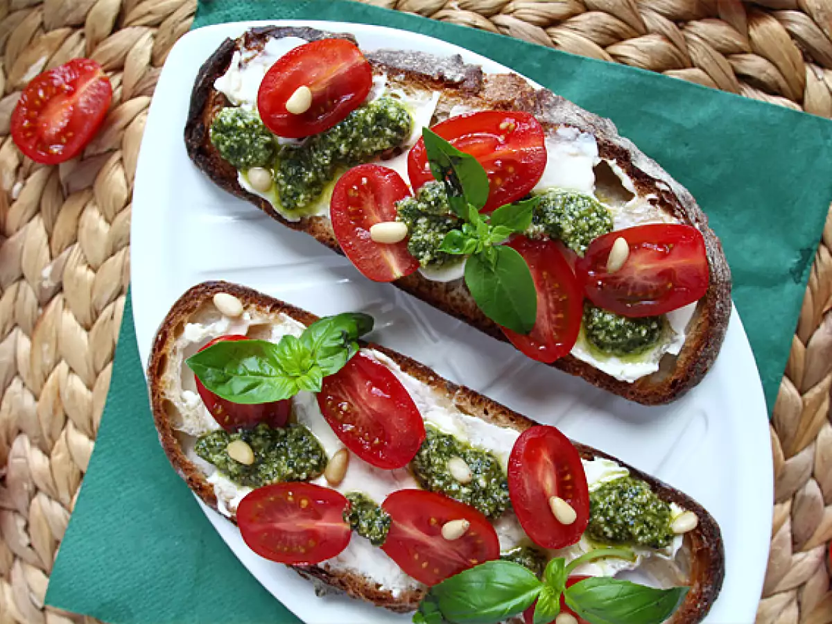Toast met roomkaas, pesto en kerstomaatjes - foto 2
