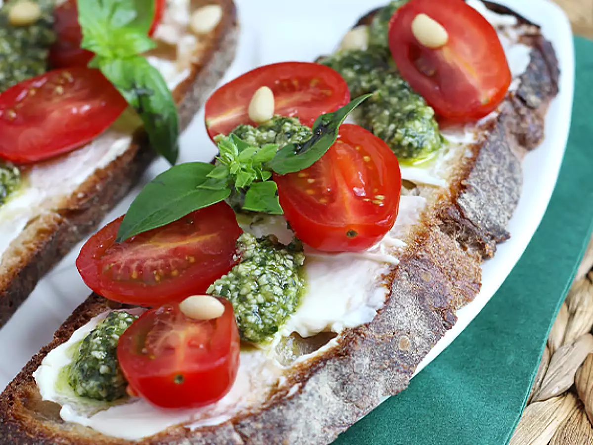 Toast met roomkaas, pesto en kerstomaatjes - foto 3