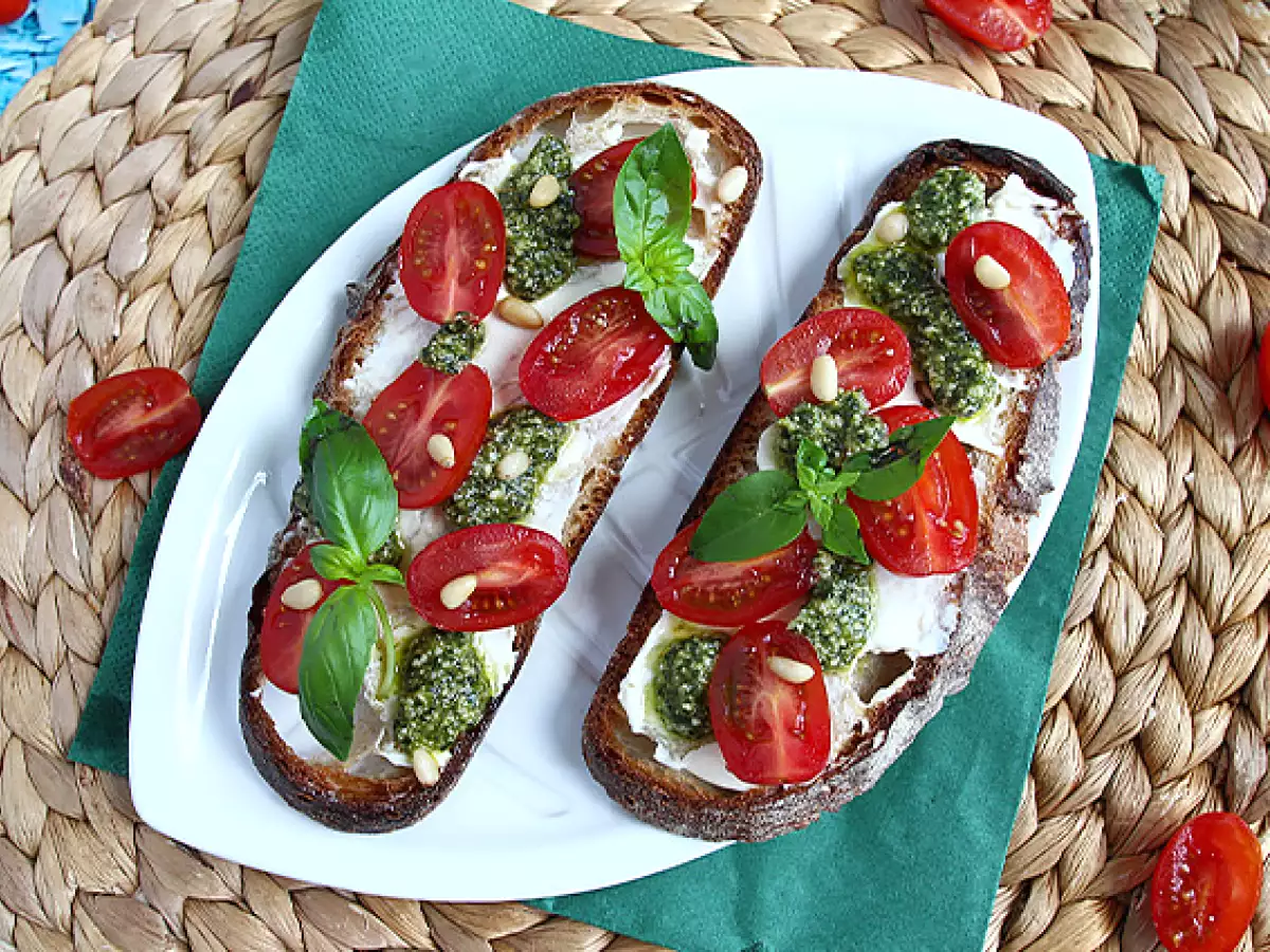 Toast met roomkaas, pesto en kerstomaatjes - foto 4