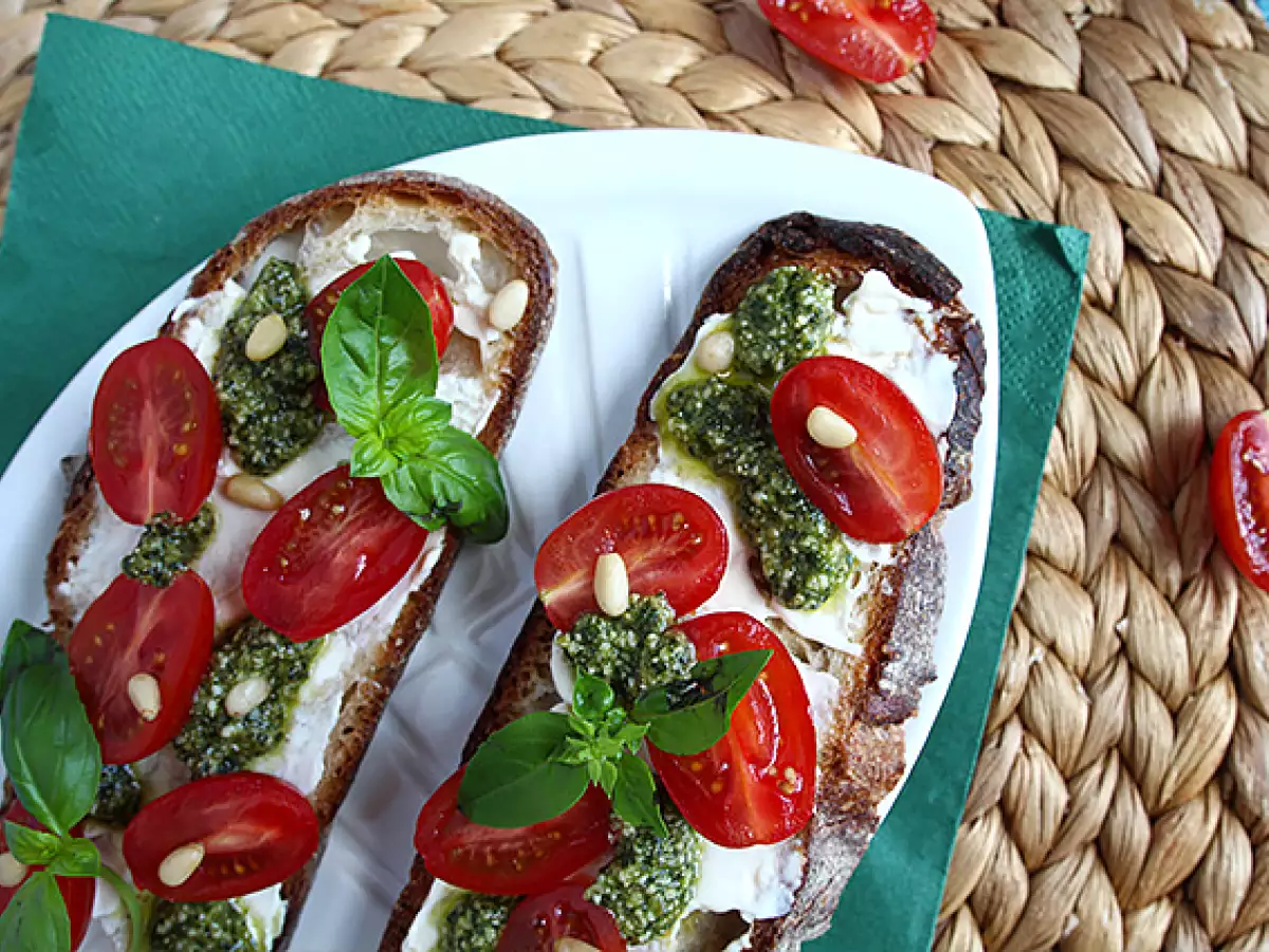 Toast met roomkaas, pesto en kerstomaatjes - foto 5