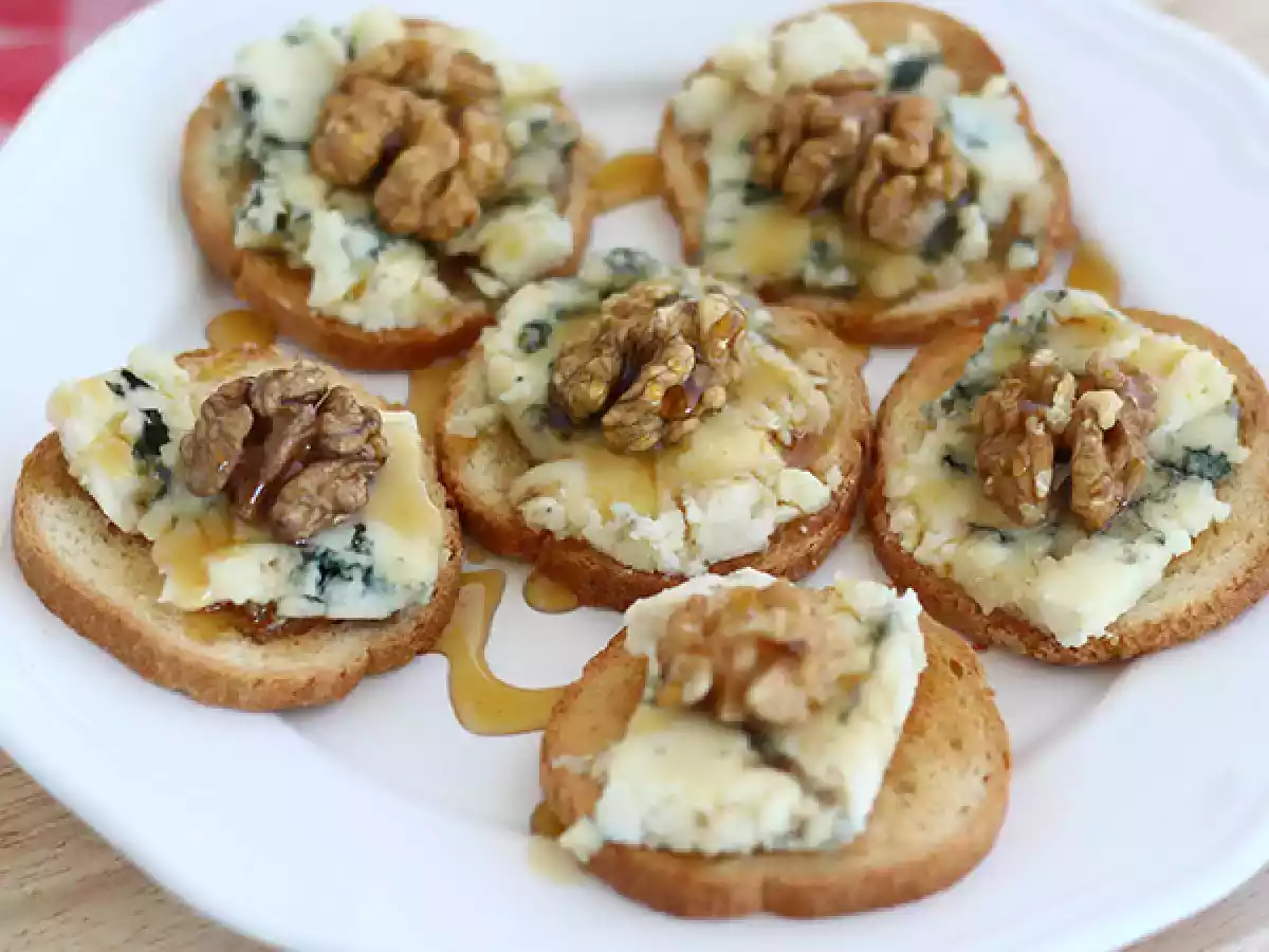 Toast met roquefort, walnoten en honing