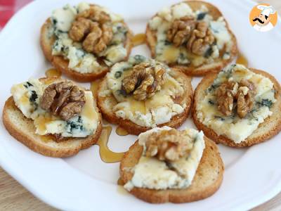 Toast met roquefort, walnoten en honing