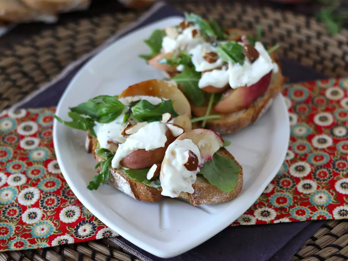 Toast met rucola, geroosterde perzik en burrata: een heerlijk zoet-hartige combinatie! - foto 2