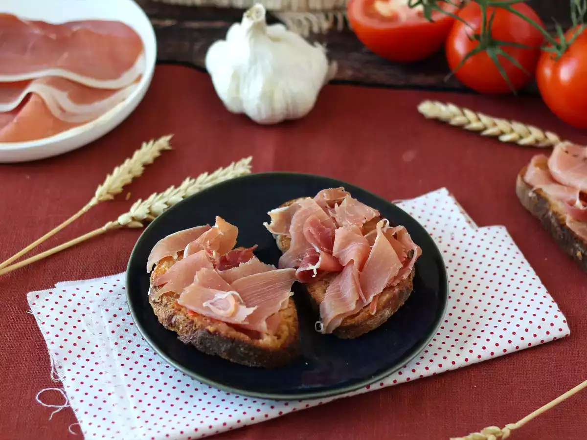 Toast met tomaat en serranoham