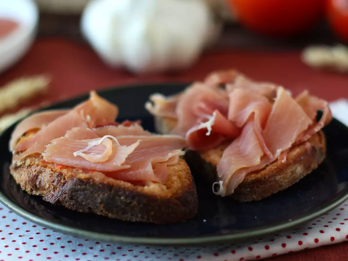Toast met tomaat en serranoham - foto 3