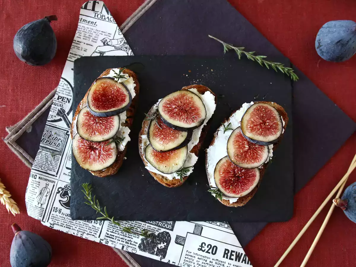 Toast met verse geitenkaas, vijgen, honing en rozemarijn - foto 4