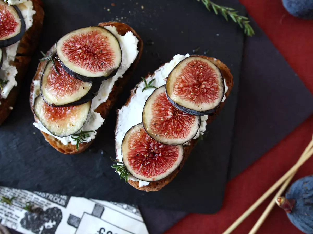 Toast met verse geitenkaas, vijgen, honing en rozemarijn - foto 5