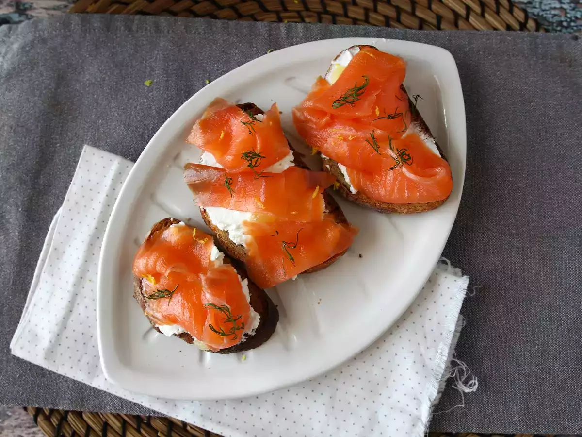 Toastjes met verse geitenkaas en gerookte zalm - foto 2