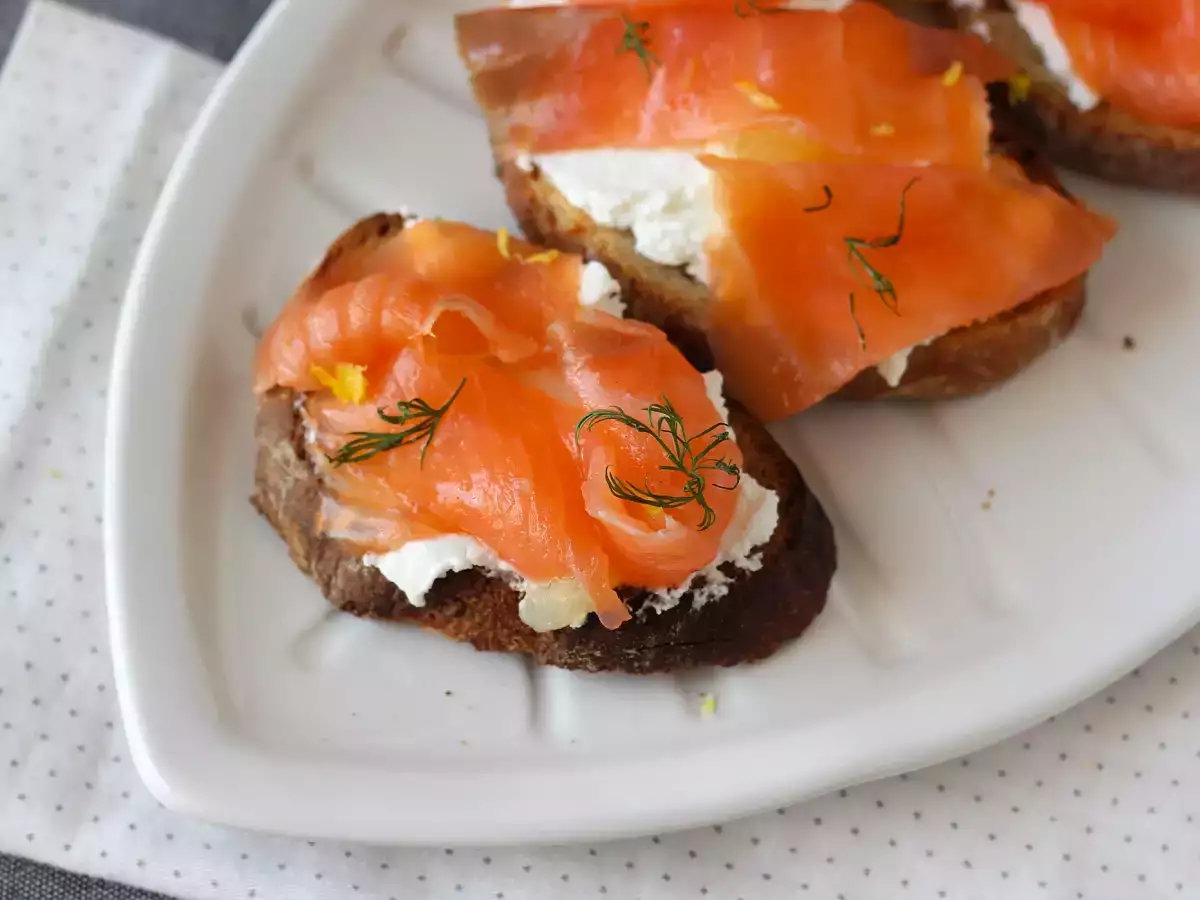 Toastjes met verse geitenkaas en gerookte zalm - foto 3