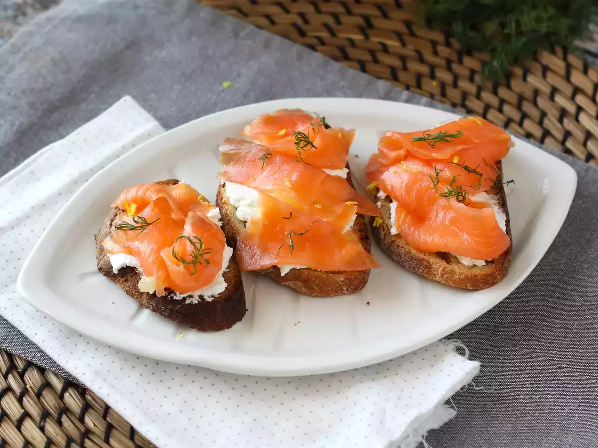 Toastjes met verse geitenkaas en gerookte zalm - foto 4