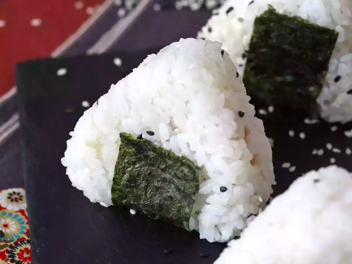 Tonijn onigiri, het kleine Japanse driehoekige rijstbroodje - おにぎり