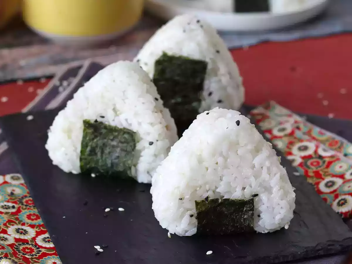 Tonijn onigiri, het kleine Japanse driehoekige rijstbroodje - おにぎり - foto 2