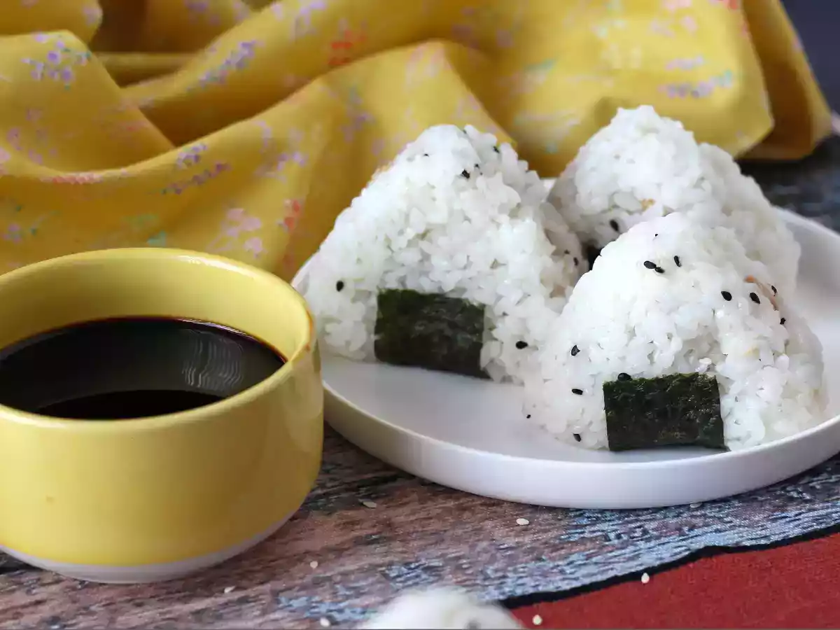 Tonijn onigiri, het kleine Japanse driehoekige rijstbroodje - おにぎり - foto 3