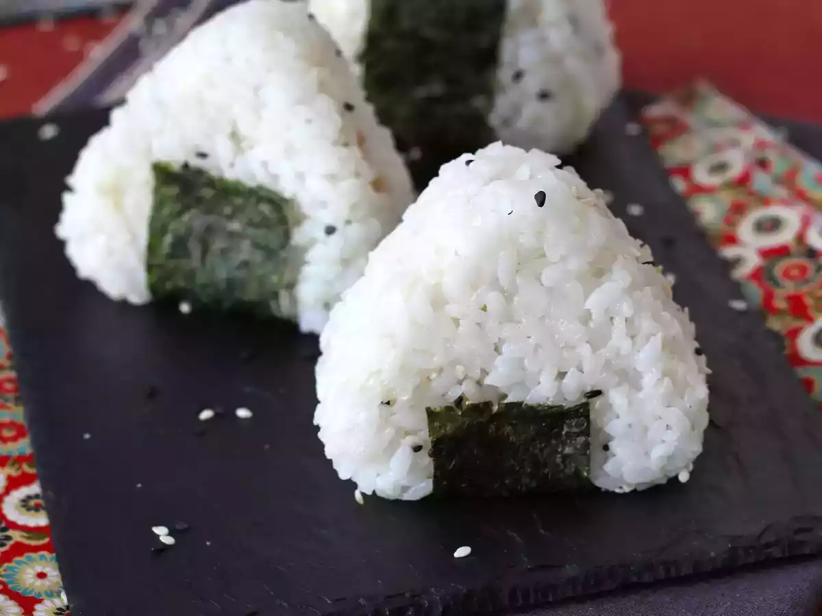 Tonijn onigiri, het kleine Japanse driehoekige rijstbroodje - おにぎり - foto 4