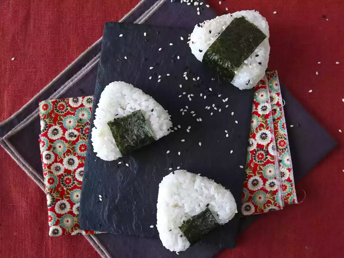 Tonijn onigiri, het kleine Japanse driehoekige rijstbroodje - おにぎり - foto 5