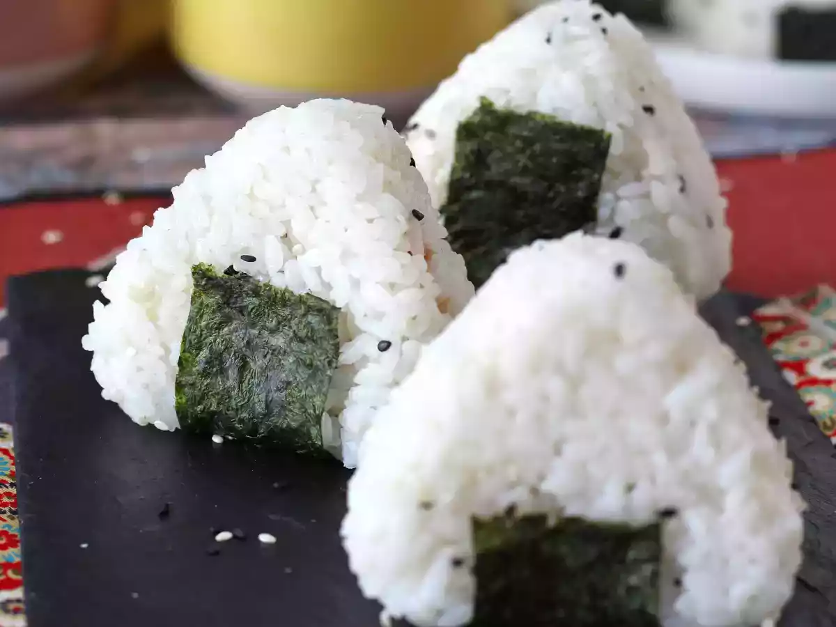 Tonijn onigiri, het kleine Japanse driehoekige rijstbroodje - おにぎり - foto 6