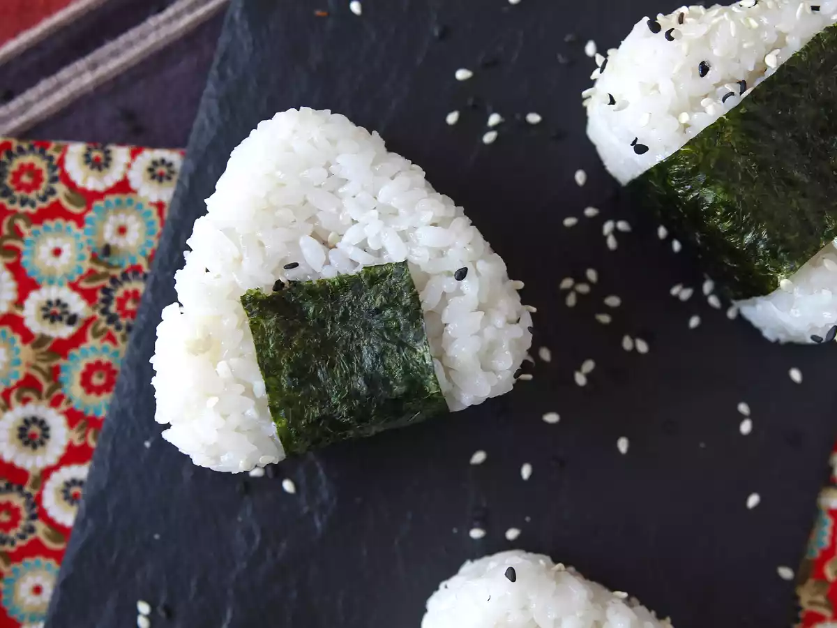 Tonijn onigiri, het kleine Japanse driehoekige rijstbroodje - おにぎり - foto 7