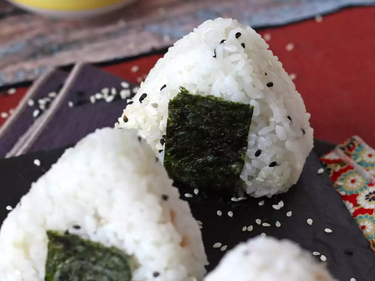 Tonijn onigiri, het kleine Japanse driehoekige rijstbroodje - おにぎり - foto 8