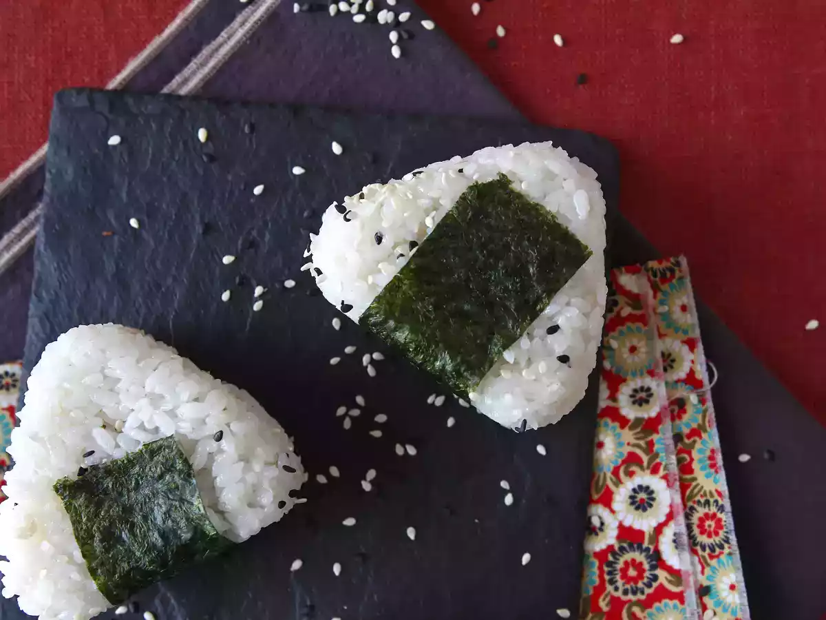Tonijn onigiri, het kleine Japanse driehoekige rijstbroodje - おにぎり - foto 9