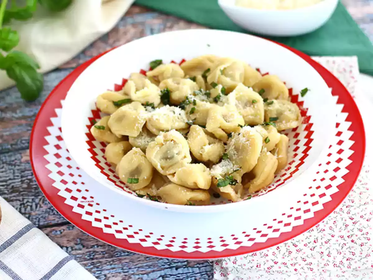 Tortellini met parmezaan, ham en basilicum