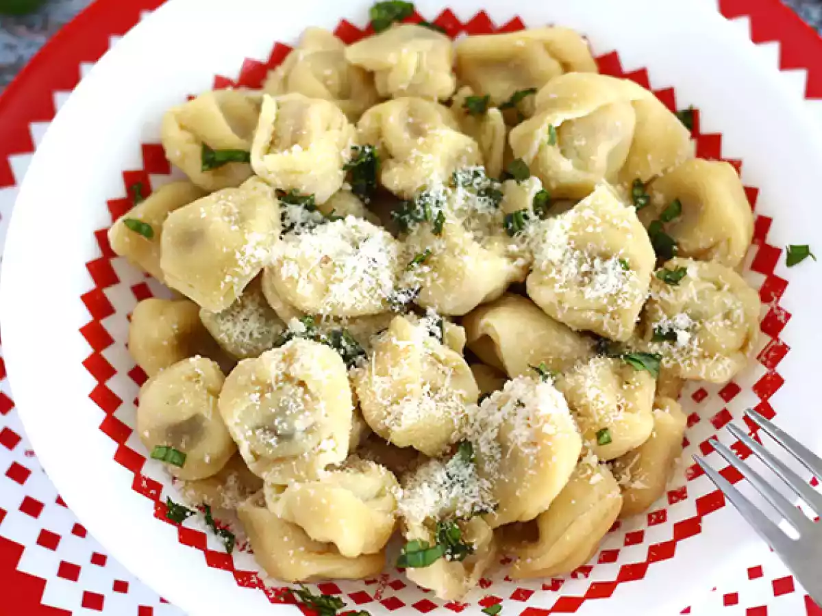 Tortellini met parmezaan, ham en basilicum - foto 2