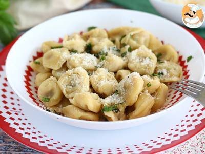 Tortellini met parmezaan, ham en basilicum - foto 3