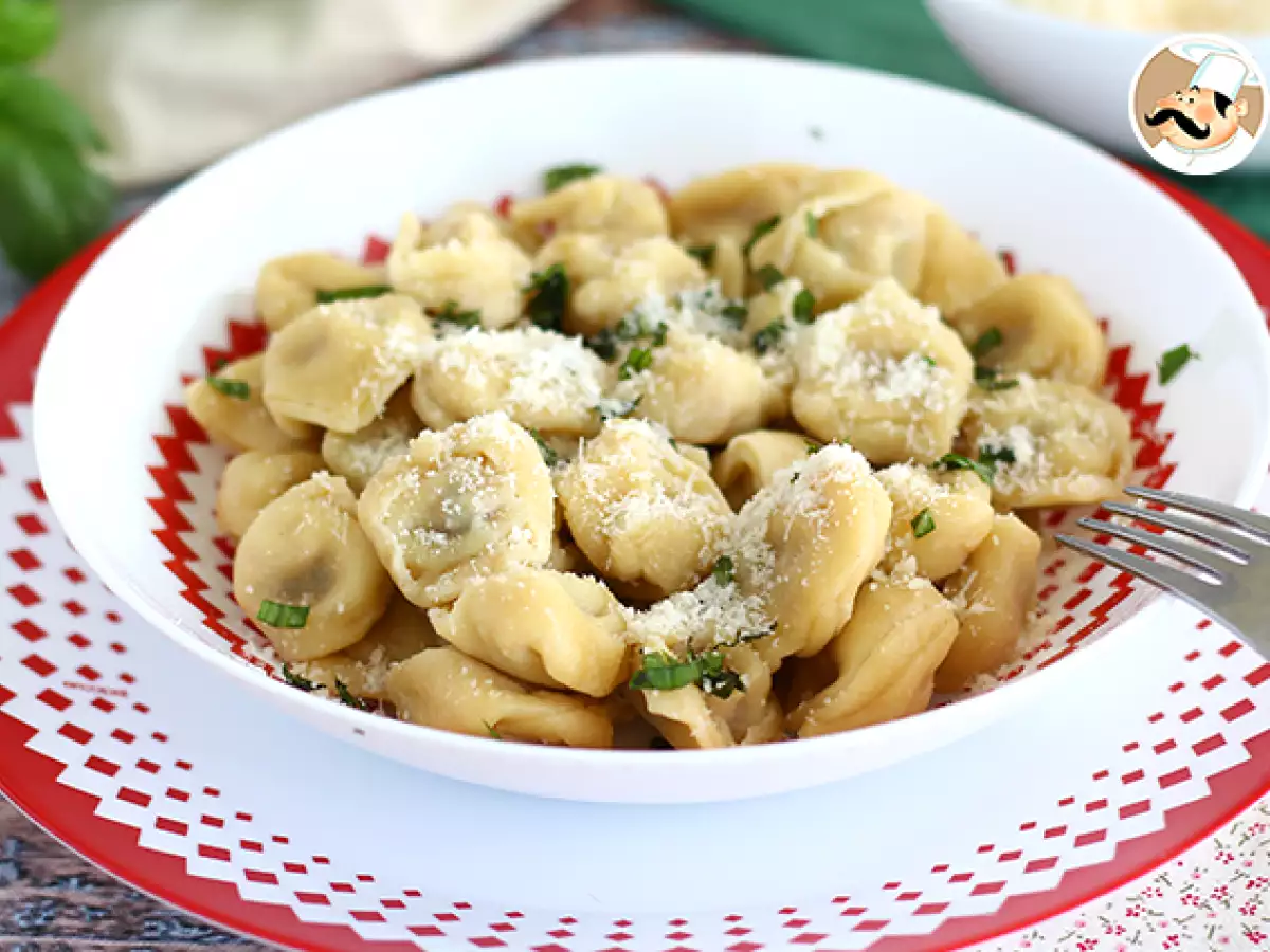 Tortellini met Parmezaanse kaas, ham en basilicum - foto 3