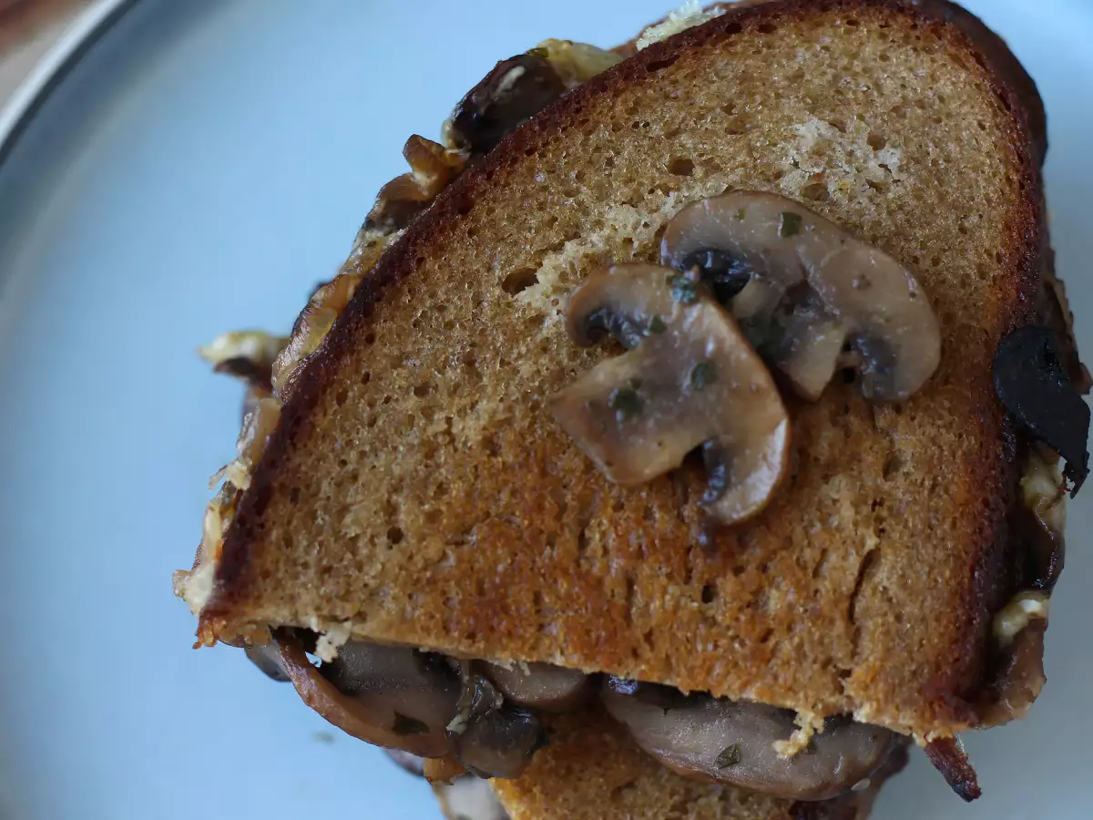 Tosti met champignons en geraspte kaas - foto 2