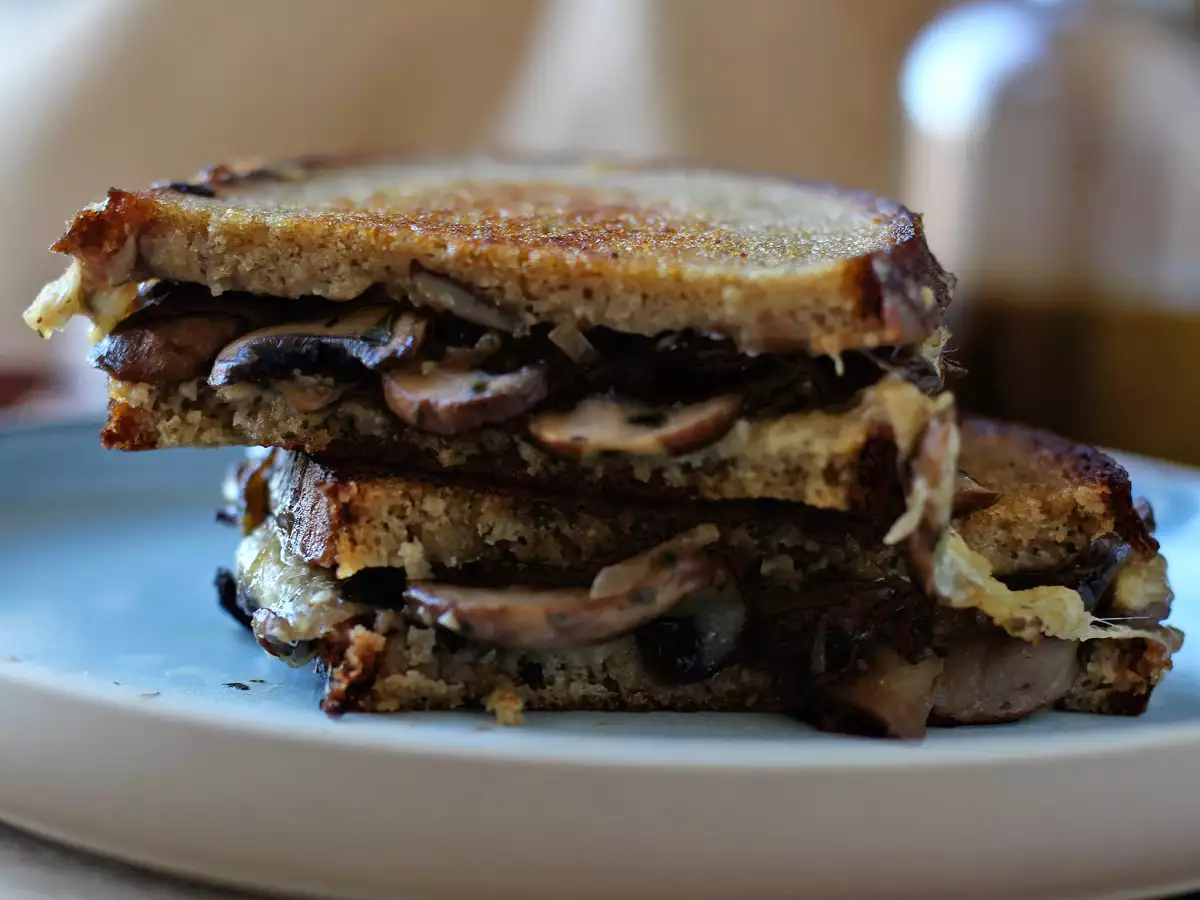 Tosti met champignons en geraspte kaas - foto 3