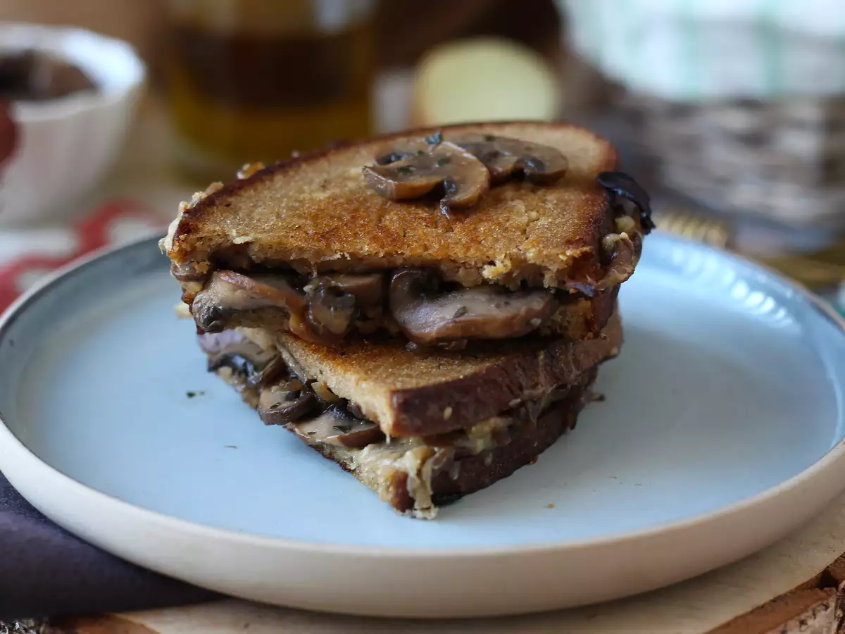 Tosti met champignons en geraspte kaas - foto 4