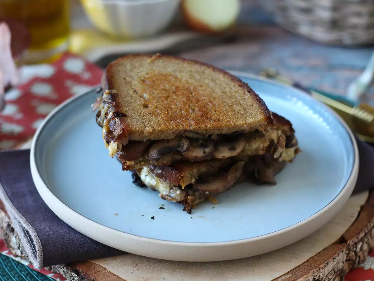 Tosti met champignons en geraspte kaas - foto 6
