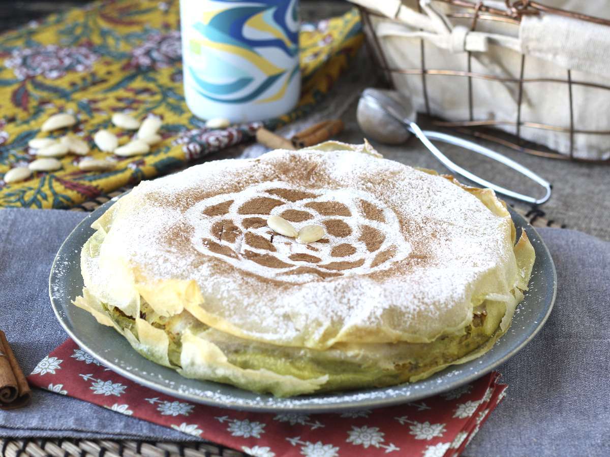Traditioneel Marokkaans gebakje met baksteendeeg, kip en kruiden