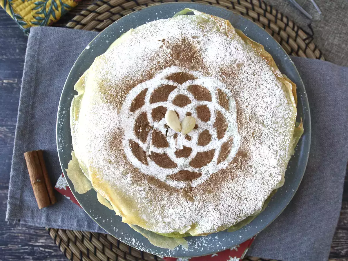 Traditioneel Marokkaans gebakje met baksteendeeg, kip en kruiden - foto 2
