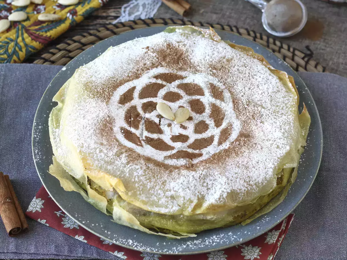 Traditioneel Marokkaans gebakje met baksteendeeg, kip en kruiden - foto 3