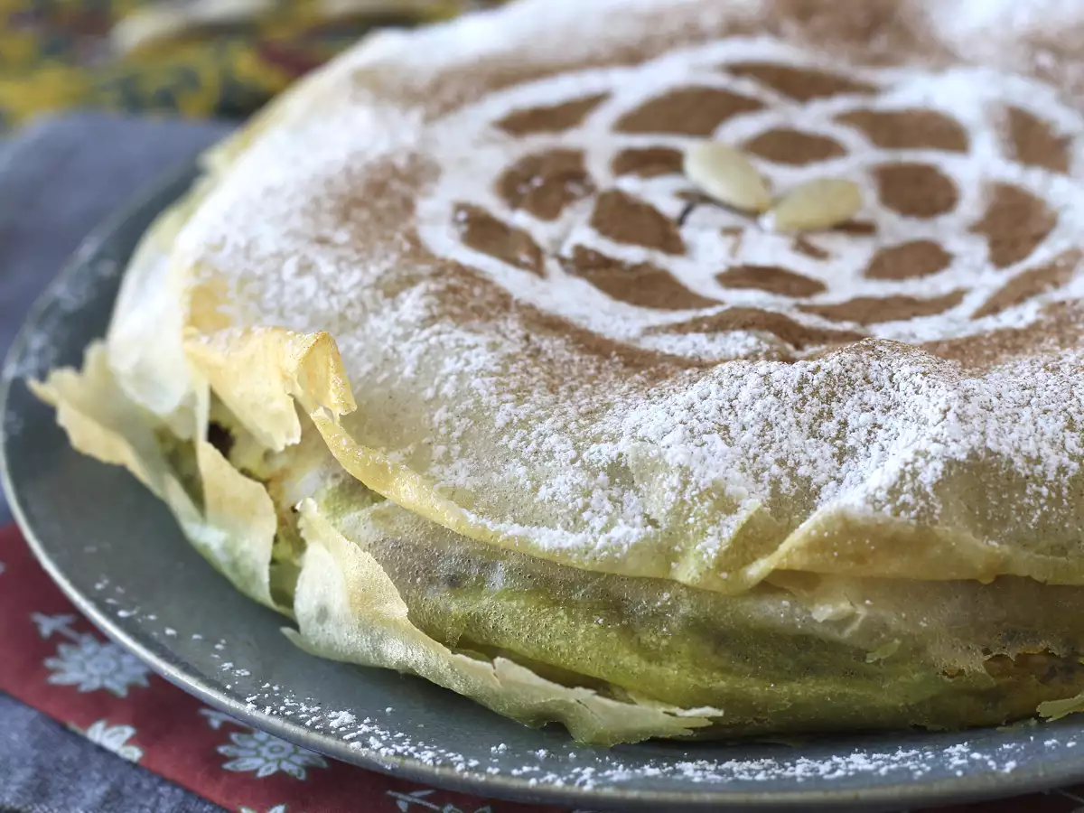 Traditioneel Marokkaans gebakje met baksteendeeg, kip en kruiden - foto 4