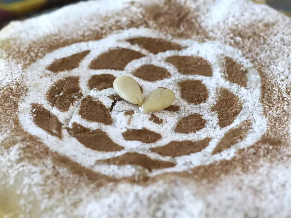 Traditioneel Marokkaans gebakje met baksteendeeg, kip en kruiden - foto 5