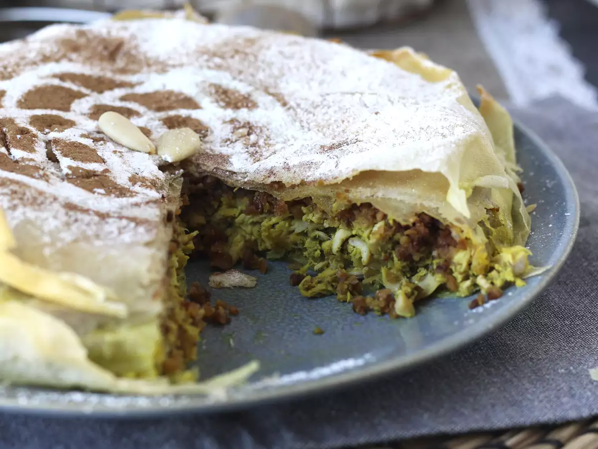 Traditioneel Marokkaans gebakje met baksteendeeg, kip en kruiden - foto 6