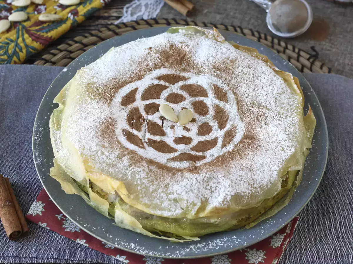Traditionele Marokkaanse pastilla met brickdeeg, kip en specerijen - foto 3
