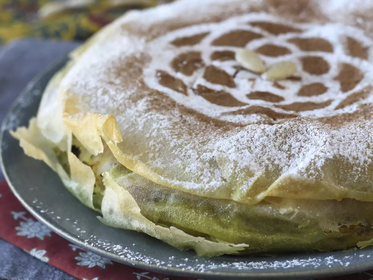 Traditionele Marokkaanse pastilla met brickdeeg, kip en specerijen - foto 4