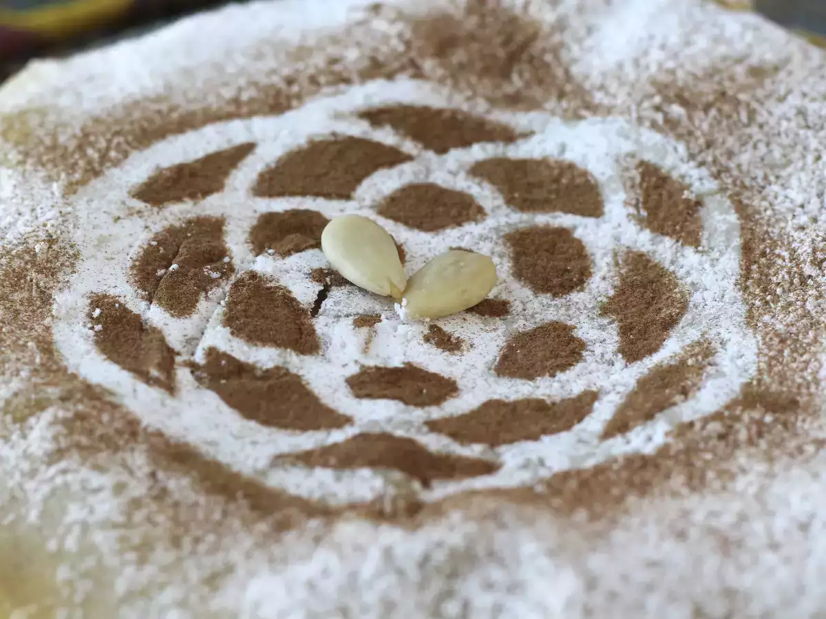 Traditionele Marokkaanse pastilla met brickdeeg, kip en specerijen - foto 5