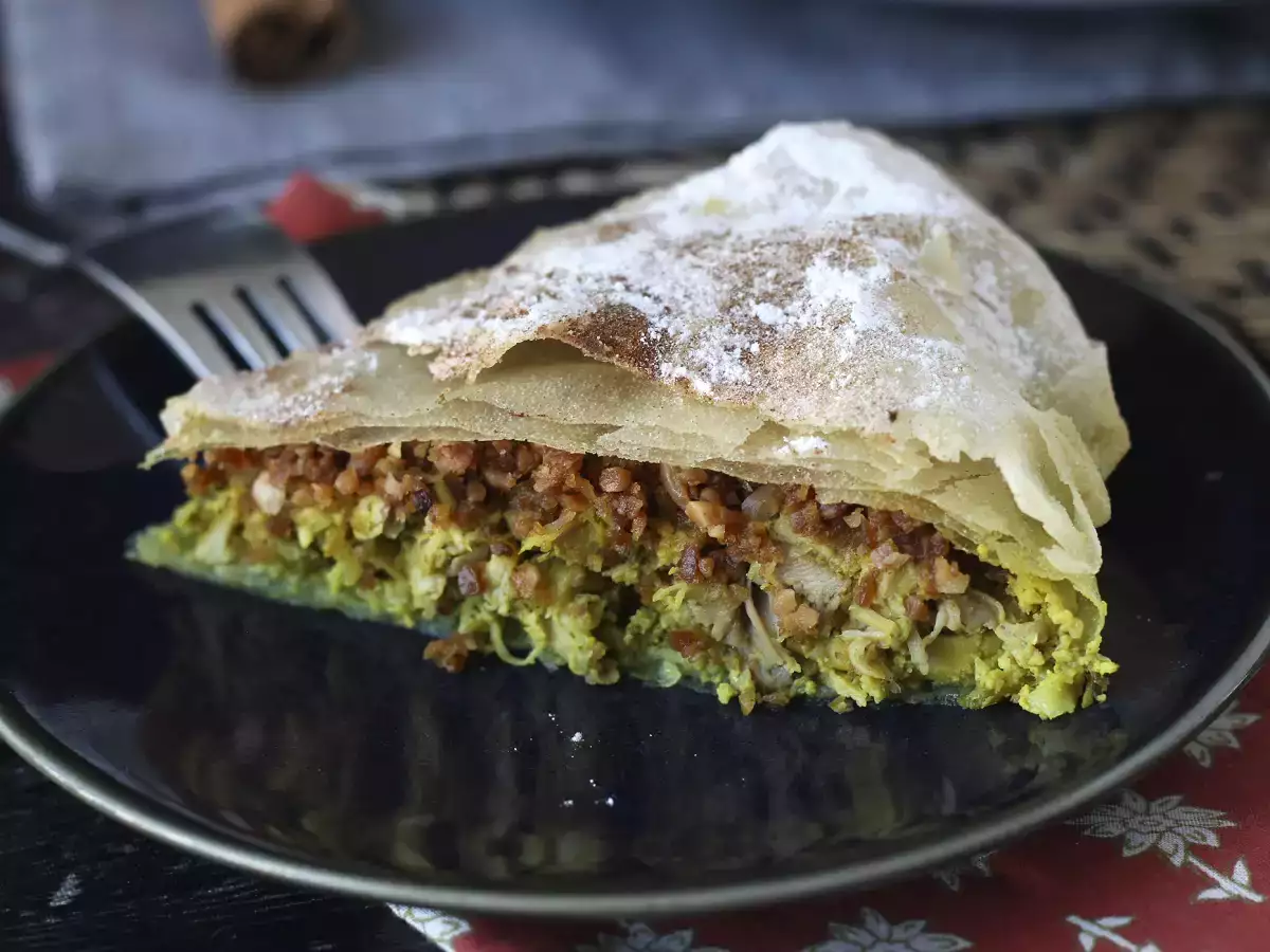 Traditionele Marokkaanse pastilla met brickdeeg, kip en specerijen - foto 7