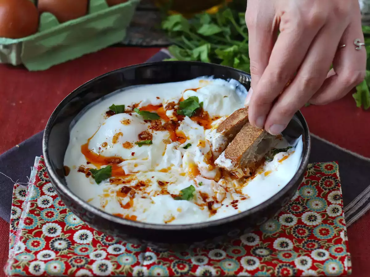 Turkse eieren met yoghurt en pittige olie – çılbır - foto 3