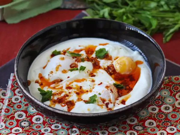Recept Turkse eieren met yoghurt en pittige olie – çılbır