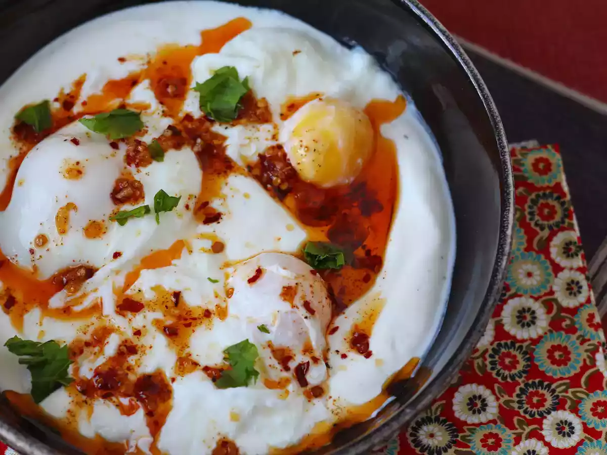 Turkse eieren op yoghurtbasis met kruidige olie - çilbir - foto 2